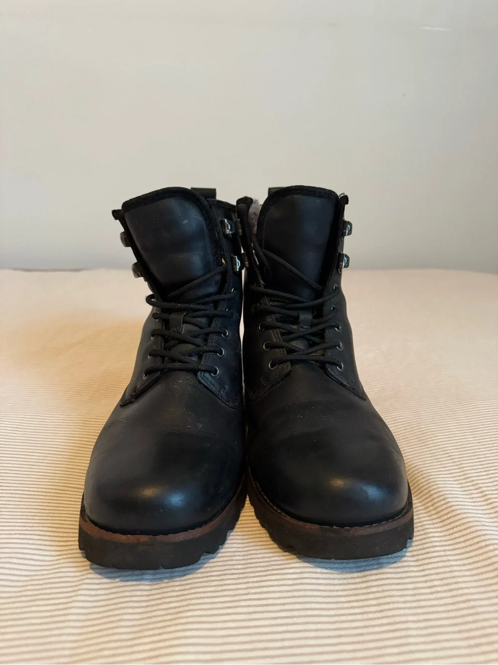 UGG Men’s Black Leather Waterproof Shearling Lined Boots Size 9 / EU 42